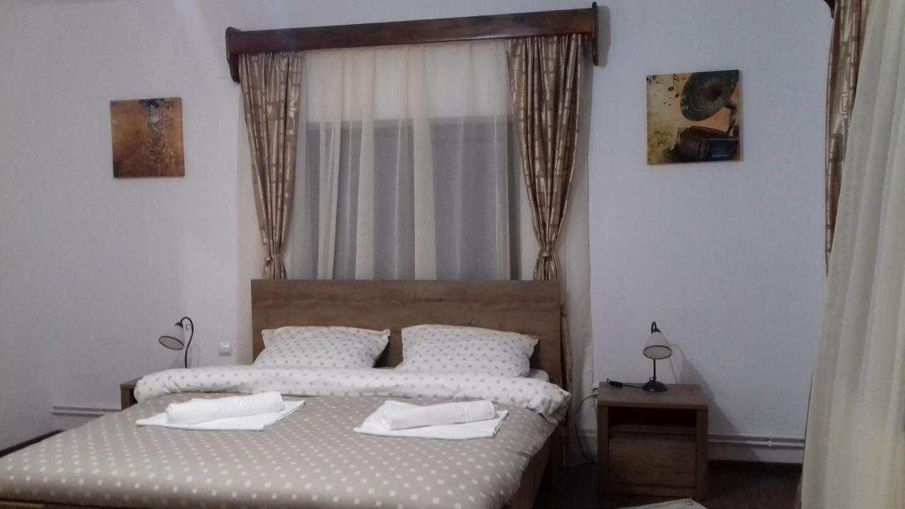 Apartamento Casa Radu Novaci-Străini Exterior foto